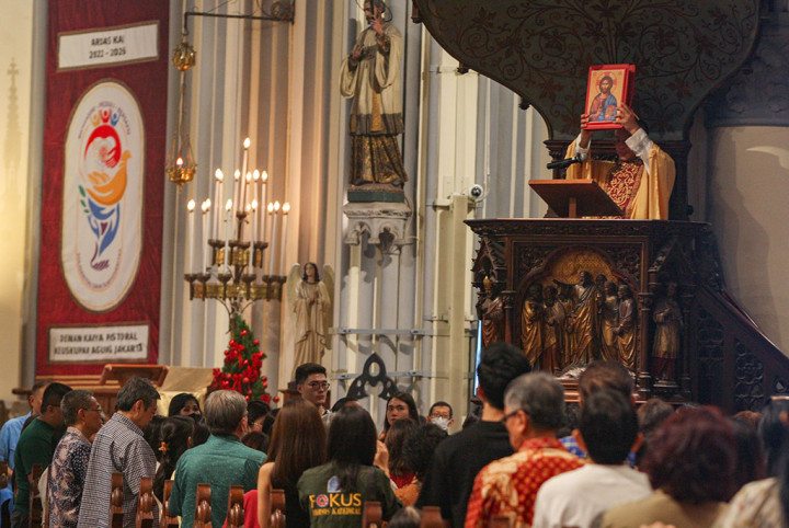 Ketiga pesan Yesus tersebut sebagaimana termaktub dalam Titus 2:12-14, yang disampaikan oleh Pastor Kepala Katedral Jakarta Romo Hani Rudi Hartoko dalam Misa Malam Natal di Katedral Jakarta.