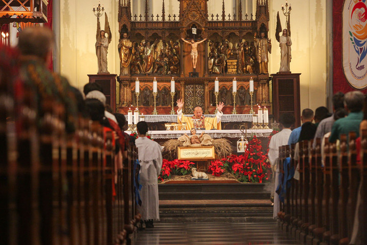Romo Hani Rudi Hartoko memimpin umat Katolik dalam melaksanakan Misa Malam Natal di Gereja Katedral, Jakarta, Selasa, 24 Desember 2024. Katedral Jakarta mengajak seluruh umat Kristiani untuk mengamalkan tiga pesan Yesus Kristus untuk umatnya.