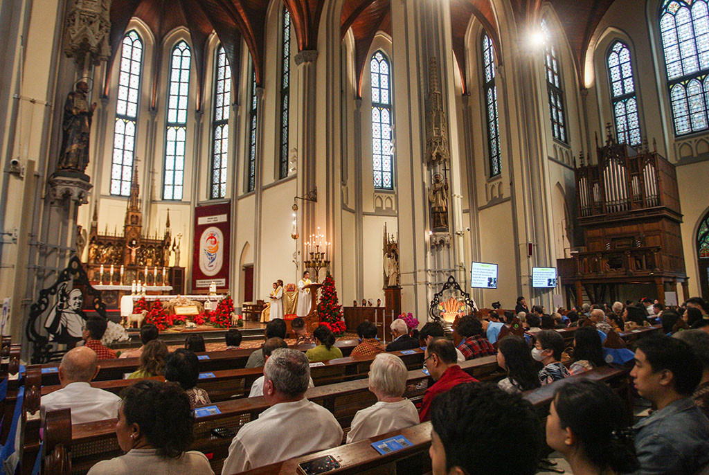 Ia juga mengimbau kepada seluruh umat Kristiani untuk merayakan Hari Raya Natal dengan penuh sukacita, yang ditandai dengan pujian dan upaya untuk senantiasa memuliakan Allah seusai perayaan Natal 2024 ini.