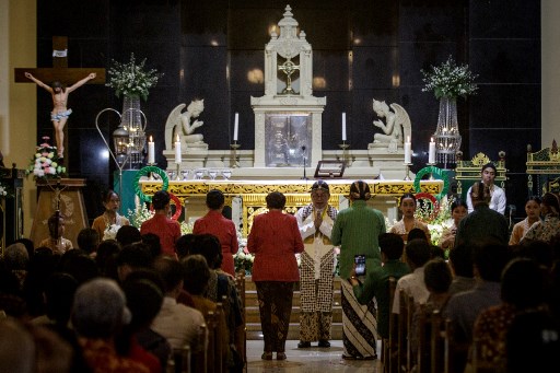 Umat Kristiani melaksanakan Misa Natal di Gereja Hati Kudus Tuhan Yesus (HKTY) Ganjuran, Bantul, Yogyakarta, Selasa, 24 Desember 2024. AFP PHOTO/Devi Rahman