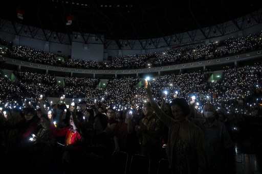Ribuan umat Kristiani melakukan ibadah Misa Natal di Indonesia Arena, GBK, Jakarta, Selasa, 24 Desember 2024. AFP PHOTO/Juni Kriswanto