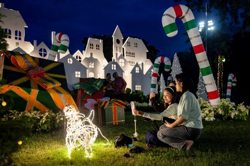 Dinas Pertamanan dan Hutan Kota DKI Jakarta menghias Taman Lapangan Banteng dengan pohon cemara, ado, rusa, dan permen lolipop dalam rangka memeriahkan perayaan Natal 2024 dan Tahun Baru 2025. 