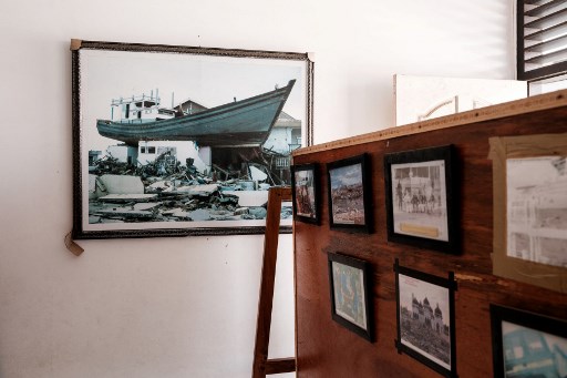Kapal tersebut bukan sengaja ditaruh, tetapi merupakan bukti sejarah dari dahsyatnya tsunami pada 2004 silam. Sebuah kapal besar tersangkut di atas rumah penduduk. 