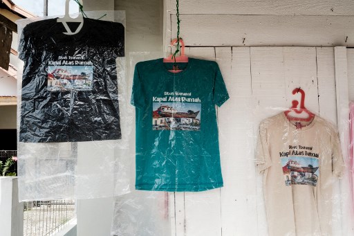 Objek wisata kapal di atas rumah ini telah menjadi salah satu situs bencana tsunami yang sudah dikenal di nusantara hingga mancanegara. Banyak wisatawan lokal hingga asing yang berkunjung.