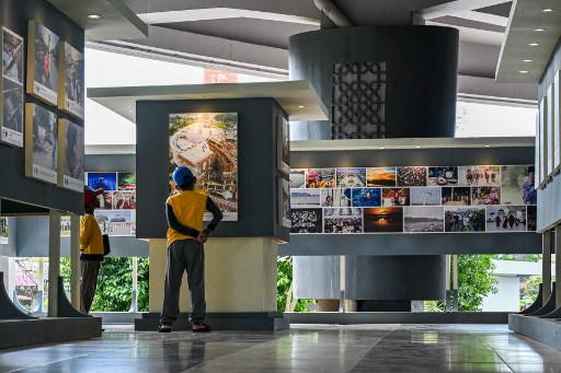 Pameran foto yang memperlihatkan suasana mencekam saat bencana gempa dan tsunami menerjang serta perjuangan masyarakat Aceh bangkit dari keterpurukan digelar di Museum Tsuami Aceh. Pameran digelar oleh Pewarta Foto Indonesia (PFI) Aceh bersama UPTD Museum Tsunami.