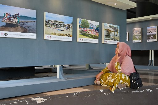 Pameran ini menampilkan 93 foto yang mengabadikan momen mencekam saat bencana gempa dan tsunami menerjang, serta 50 foto yang menggambarkan perjuangan masyarakat Aceh untuk bangkit dari keterpurukan. Setiap foto menceritakan kisah haru dan semangat pantang menyerah.