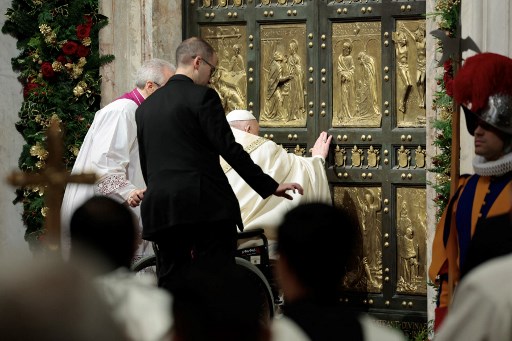 Pada awal upacara, Fransiskus mengawasi pembukaan Pintu Suci berpanel perunggu khusus di Basilika Santo Petrus, yang hanya dibuka selama tahun-tahun Yubelium. Vatikan memperkirakan hingga 100.000 peziarah akan berjalan melewati pintu tersebut setiap hari tahun depan.
