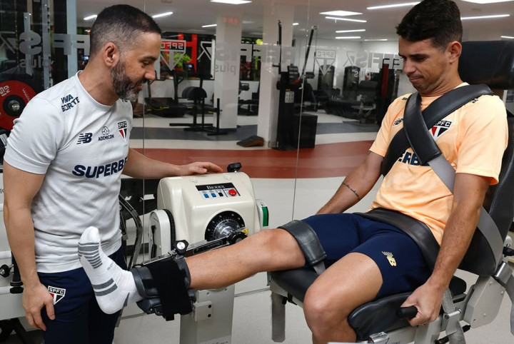 Mantan pemain timnas Brasil tersebut sebelumnya memperkuat klub Tiongkok, Shanghai Port selama delapan musim dan memutuskan untuk tidak memperpanjang kontraknya.