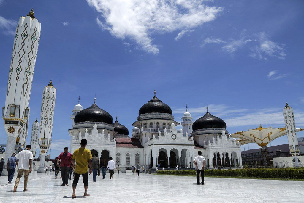 Sebelum diterjang tsunami, Masjid Raya Baiturrahman telah mengalami beberapa kali renovasi. Kemudian setelah tsunami, pada 2017 masjid ini kembali direnovasi dengan tampilan yang lebih megah dan modern, menyerupai Masjid Nabawi di Madinah. Meskipun demikian, nilai-nilai sejarah dan budaya Aceh tetap dipertahankan.