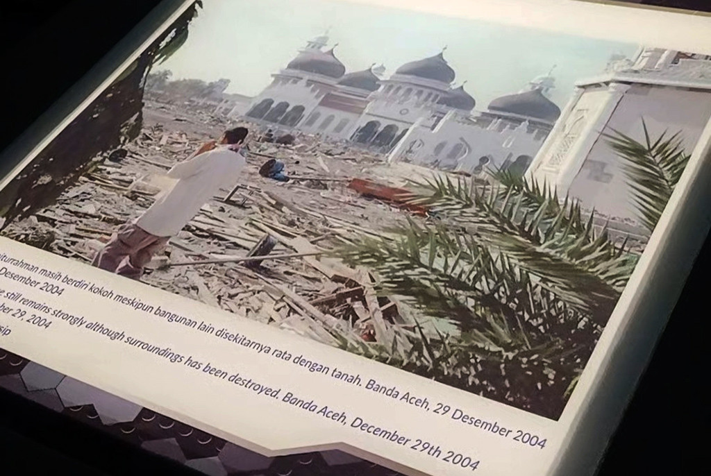 Banda Aceh, 26 Desember 2004, menjadi saksi bisu bencana tsunami dahsyat yang meluluhlantakkan kota ini. Gelombang raksasa menyapu bersih hampir seluruh bangunan, menelan ratusan ribu korban jiwa. Namun, di tengah kepiluan itu berdiri kokoh Masjid Raya Baiturrahman, ikon kebanggaan masyarakat Aceh.