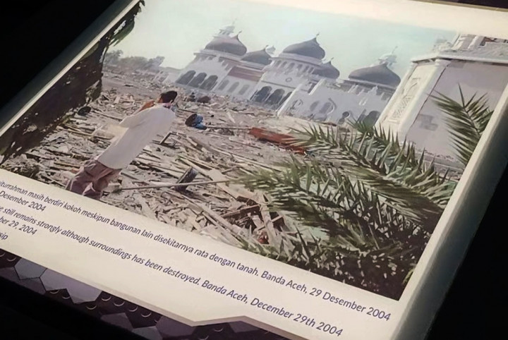 Banda Aceh, 26 Desember 2004, menjadi saksi bisu bencana tsunami dahsyat yang meluluhlantakkan kota ini. Gelombang raksasa menyapu bersih hampir seluruh bangunan, menelan ratusan ribu korban jiwa. Namun, di tengah kepiluan itu berdiri kokoh Masjid Raya Baiturrahman, ikon kebanggaan masyarakat Aceh.