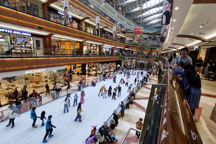 Berbagai kegiatan yang menarik perhatian biasa ditawarkan mal, seperti area ice skating, ada juga yang menggelar pertunjukan tematik Natal dan Tahun Baru.