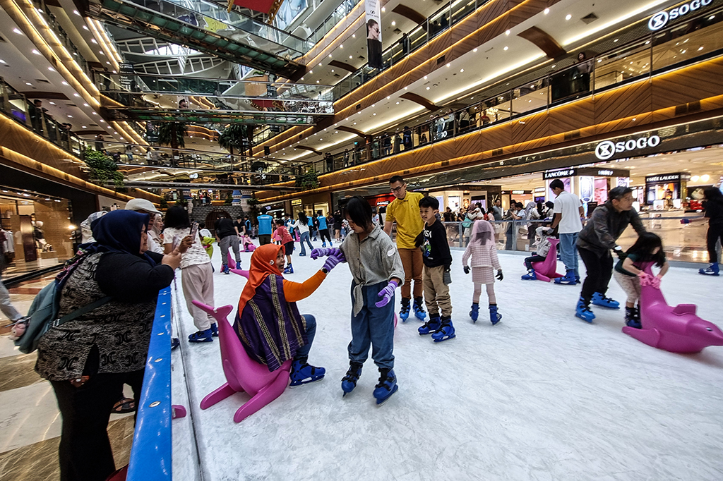 Mengunjungi mal di Jakarta menjadi salah satu aktivitas untuk mengisi libur Hari Natal, sekaligus menikmati libur akhir tahun. 