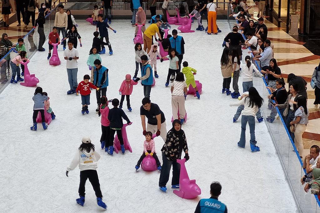 Pengunjung mengisi liburan Natal dengan bermain ice skating bertajuk 'Let It Snow' di Mal Pondok Indah, Jakarta, Rabu, 25 Desember 2024.