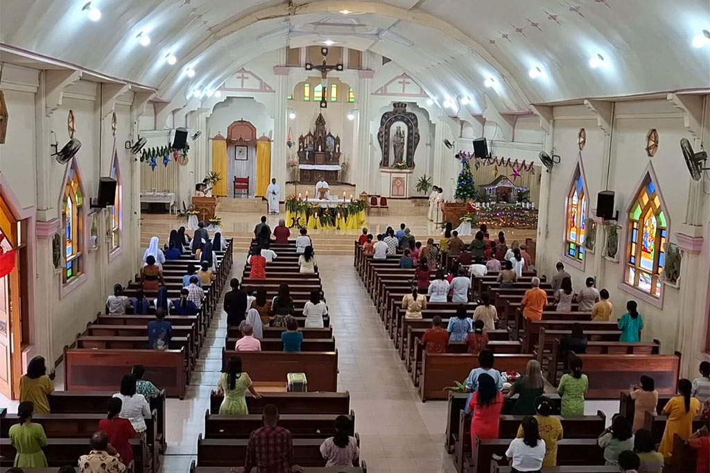 Ratusan Umat katolik di Kabupaten Flores Timur, Nusa Tenggara Timur, menggelar Misa Natal kedua di Gereja Katedral Reinha Rosari Larantuka, Rabu, 25 Desember 2024. Gereja Katedral ini merupakan salah satu gereja tertua yang dibangun pada 1 Oktober 1885. 