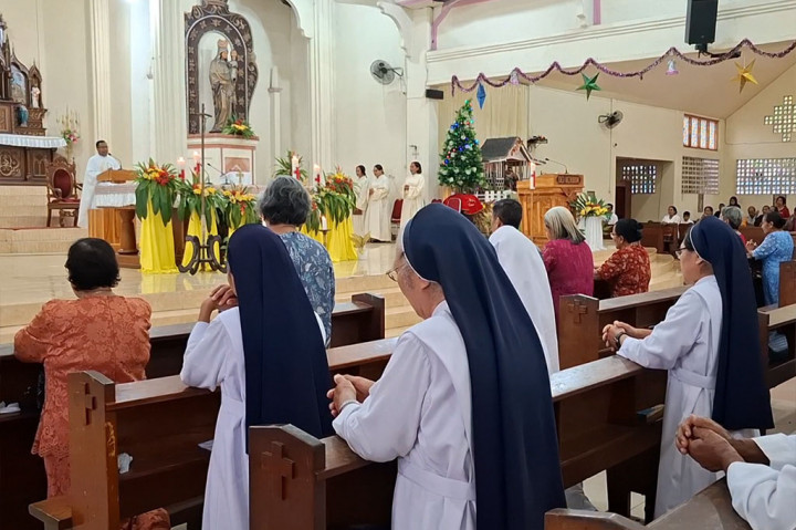 Para umat Katolik sudah memadati gereja sejak pukul 16.00 Wita untuk mengikuti Misa Natal kedua yang dipimpin langsung oleh tiga orang pastor. Misa Natal di gereja ini dipimpin oleh Romo Elton Kabelen.