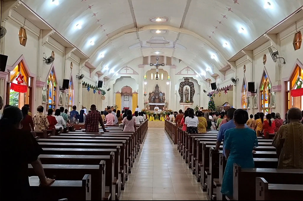 Sementara sejumlah umat Katolik berharap agar situasi dan perekonomian membaik di tengah suka cita Natal tahun ini.