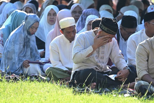 Selain berdoa bersama, pada peringatan 20 tahun tragedi tsunami Aceh sejumlah warga juga berziarah dan berdoa di kuburan massal korban tsunami.