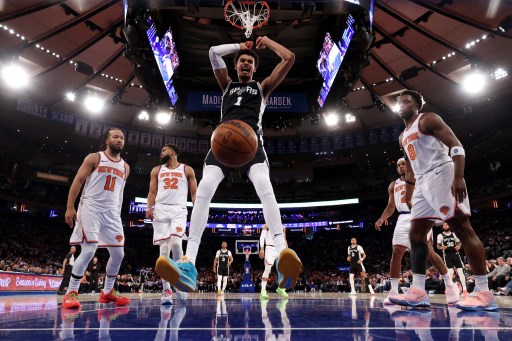 Dalam laga ini, Wembanyama juga mencetak enam tembakan tiga angka, empat blok, dan empat assist, menjadikannya pemain pertama dalam sejarah NBA yang mencatat 40 poin, 15 rebound, dan 5 tembakan tiga angka pada laga Hari Natal.