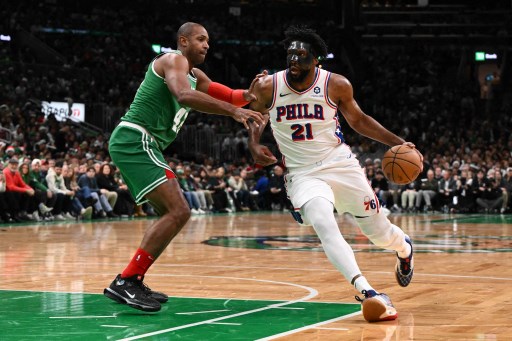 Musim ini, Philadelphia kerap dilanda masalah cedera. Paul George harus menghadapi cedera lutut yang berulang, sementara Joel Embiid baru saja pulih dari patah tulang wajah ketiganya. 