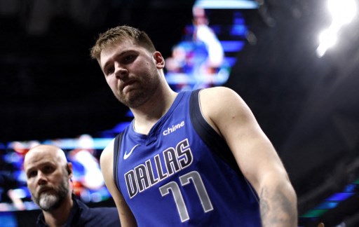 Bintang Mavericks Luka Doncic harus keluar lapangan akibat cedera otot betis kiri yang diperkirakan akan membuatnya absen beberapa waktu. Doncic dikabarkan akan menjalani MRI pada Jumat, 27 Desember, untuk memastikan tingkat keparahan cederanya.