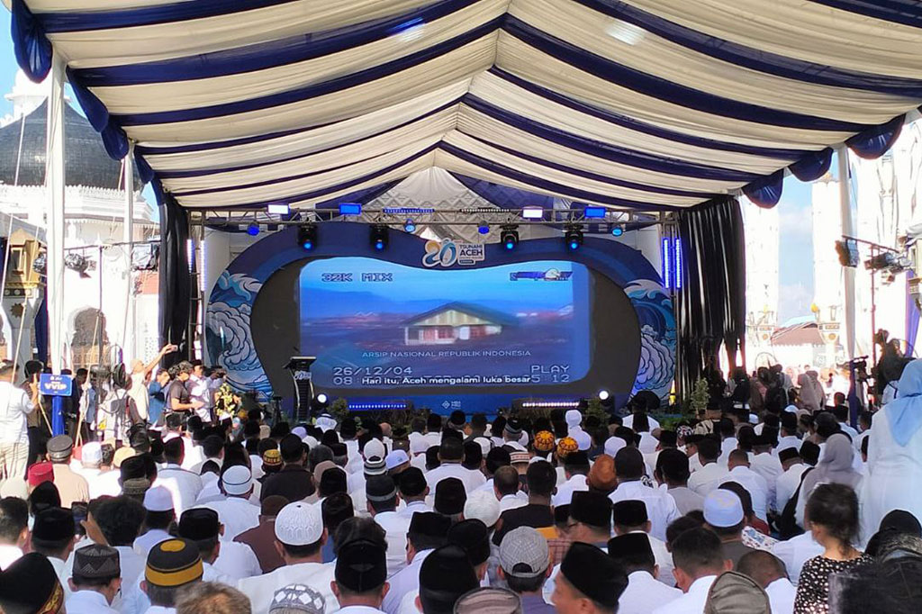 Dalam rangka mengenang 20 tahun bencana tsunami yang meluluhlantakkan Aceh, Pemerintah Provinsi Aceh menggelar peringatan di halaman Masjid Raya Baiturrahman Banda Aceh. 