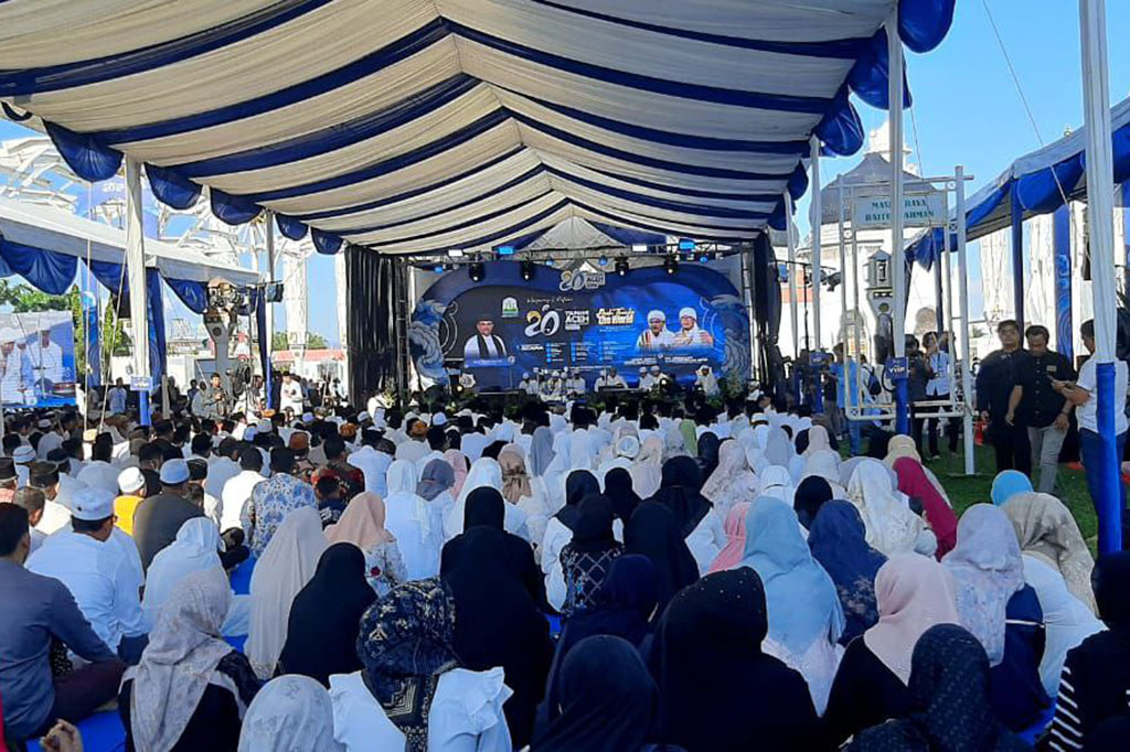 Puncak acara peringatan berlangsung di halaman Masjid Raya Baiturrahman. Ribuan orang dari berbagai kalangan, termasuk puluhan duta besar negara sahabat. Pemerintah Aceh juga mengundang Ustadz Abdullah Gymnastiar atau Aa Gym untuk memberikan tausiyah dalam acara ini.