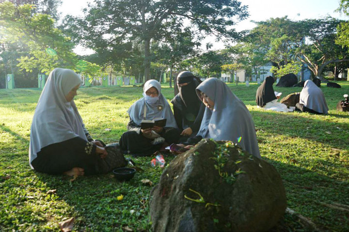 Kegiatan ini diawali dengan ziarah ke makam para syuhada di Ulee Lheue, dilanjutkan dengan menyalakan sirine tsunami di seluruh wilayah Aceh sebagai tanda refleksi dan penghormatan terhadap para korban.