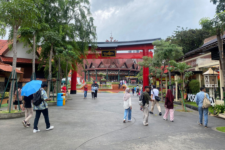 Dunia Fantasi (Dufan) yang terletak di dalam Taman Impian Jaya Ancol (Ancol) hari ini, Kamis, 26 Desember 2024, ramai didatangi oleh pengunjung. 