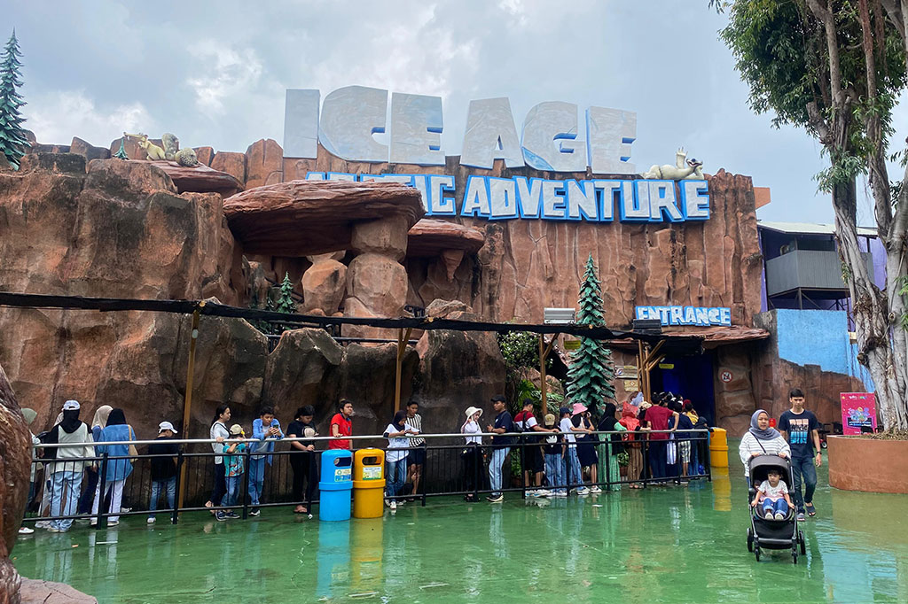 Dufan sempat diguyur hujan pada pukul 14.00 WIB. Namun hal tersebut tak menghalangi para pengunjung. Mereka mengenakan jas hujan saat berada dalam antrean dan menunggu jika wahana sudah boleh diperkenankan untuk dinaiki kembali.