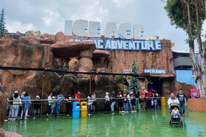 Dufan sempat diguyur hujan pada pukul 14.00 WIB. Namun hal tersebut tak menghalangi para pengunjung. Mereka mengenakan jas hujan saat berada dalam antrean dan menunggu jika wahana sudah boleh diperkenankan untuk dinaiki kembali.