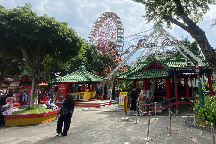 Menurut pantauan Medcom.id di dalam Dufan, terdapat beberapa stand makanan. Tidak hanya itu, sejumlah aksesoris juga diperjualbelikan kepada pengunjung.