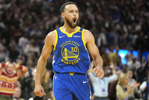 Sementara Stephen Curry menjadi bintang Warriors dengan mencatatkan 38 poin, termasuk delapan tembakan tiga angka.