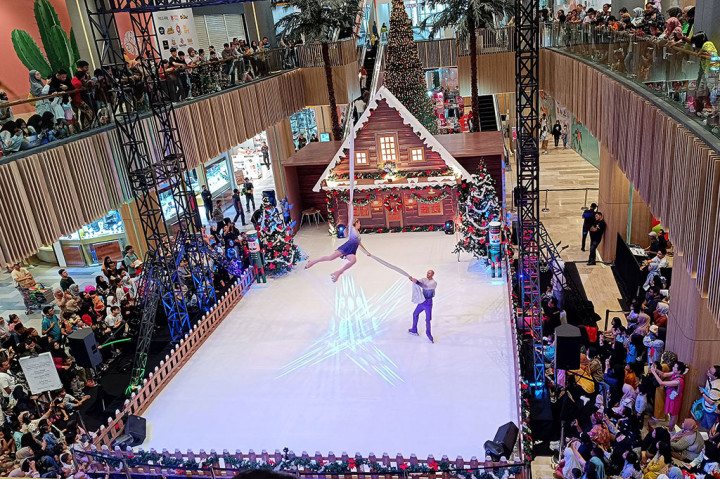 Pemain sirkus asal Rusia beratraksi mengibur pengunjung di The Park Pejaten, Jakarta, Kamis, 26 Desember 2024.