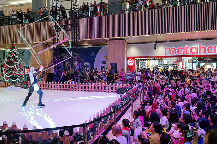 Pertunjukan yang dapat dinikmati secara gratis dan terbuka untuk umum tersebut diadakan dua kali setiap harinya, yaitu pukul 16.00 dan 19.00. Sementara hari Sabtu, Minggu dan hari libur nasional pada 14.00 dan 19.00.