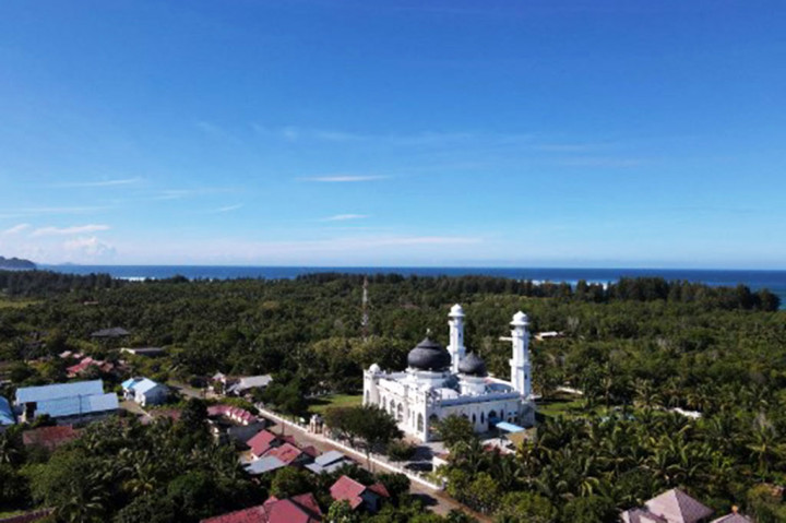 Masjid seluas 1.600 meter persegi yang berada di Kemukiman Lampuuk, Kecamatan Lhoknga, Aceh Besar ini menjadi saksi bagaimana kedahsyatan gelombang tsunami yang meluluhlantakkan sebagian besar wilayah pesisir Aceh.