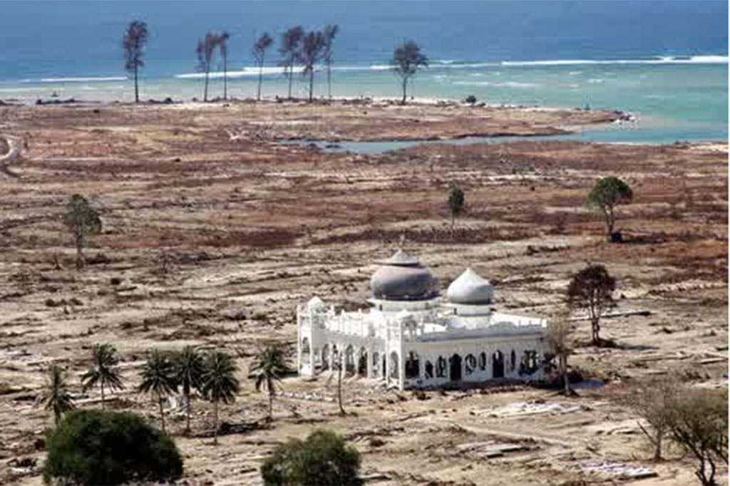 Saat terjadi tsunami 20 tahun silam, masjid yang hanya berjarak 500 meter dari bibir pantai tersebut menjadi satu-satunya bangunan yang tersisa. Meskipun beberapa sisi bangunan masjid rusak, sebagian besar tetap utuh dan selamat.