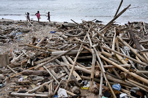 Tumpukan sampah kiriman berserakan saat liburan Natal di Pantai Kuta, Badung, Bali. Sepanjang pantai tersebut dipenuhi sampah kiriman berupa kayu, bambu, dan plastik akibat gelombang tinggi disertai angin kencang yang terjadi di kawasan itu sejak awal Desember 2024. 
