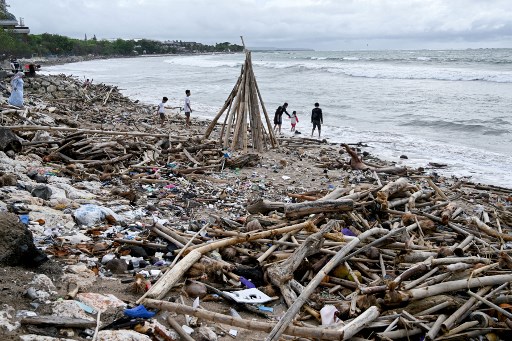 Untuk jangka pendek menjelang akhir tahun sendiri, Kepala Dinas Pariwisata Bali Tjok Bagus Pemayun mengatakan belum ada langkah pengumpulan sampah di laut, melainkan penguatan tenaga dan alat di darat untuk membersihkan sampah di pesisir Pantai Kuta.