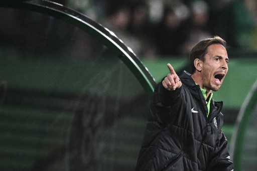 Pereira ditunjuk menjadi pelatih kepala ketika Amorim pindah melatih Setan Merah di Liga Inggris. Dia menjadi kambing hitam ketika penampilan Sporting merosot tajam sejak ditinggalkan Amorim.