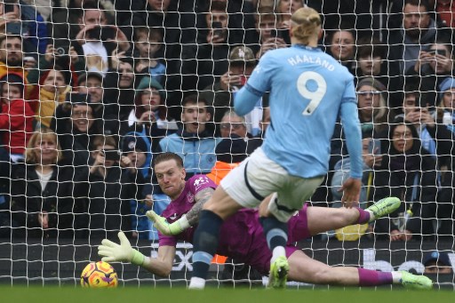 City berpeluang mengembalikan keunggulan setelah mendapat hadiah penalti pada menit ke-53 usai Savinha dilanggar Vitalily Mykolenko. Sayang eksekusi penalti Erling Haaland digagalkan Jordan Pickford.