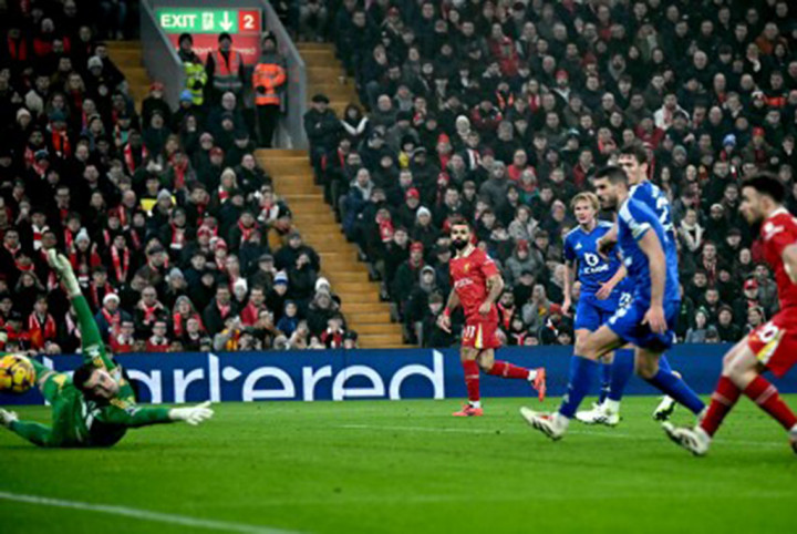 Mohamed Salah memantapkan kemenangan timnya menjadi 3-1 lewat golnya pada menit ke-82 menyelesaikan umpan matang Gakpo. Salah menjadi pencetak gol terbanyak Liga Premier dengan 16 gol.