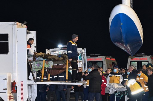 Kementerian Situasi Darurat Azerbaijan mengatakan bahwa tujuh warga yang terluka dalam kecelakaan tersebut tiba di Bandara Internasional Heydar Aliyev melalui pesawat pertama atas instruksi Presiden Ilham Aliyev.