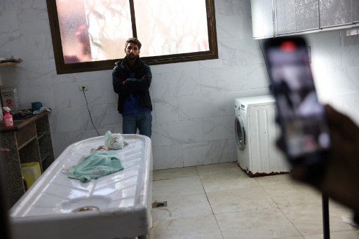 Menurut sumber medis, usia ketiga bayi tersebut berkisar antara 4 hingga 21 hari.