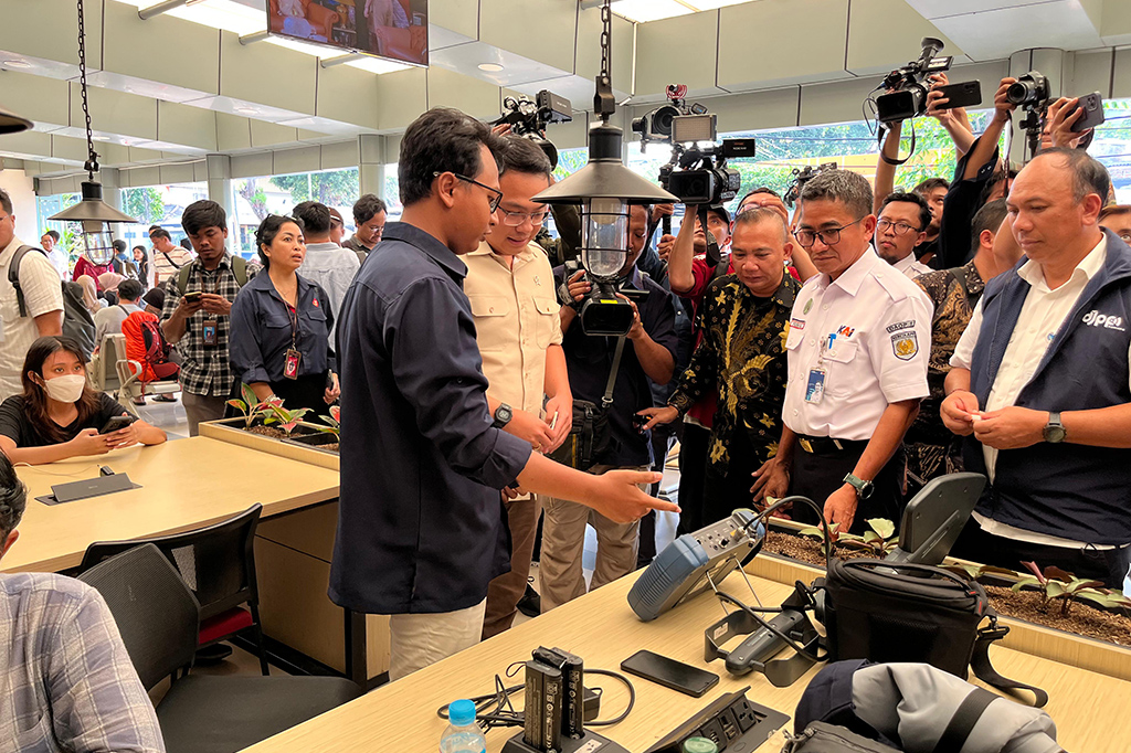 Wakil Menteri Komunikasi dan Digital (Wamen Komdigi) Angga Raka Prabowo blusukan ke Stasiun Senen, Jakarta, untuk memastikan layanan akses komunikasi jaringan internet kepada masyarakat berjalan dengan baik.