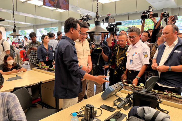 Wakil Menteri Komunikasi dan Digital (Wamen Komdigi) Angga Raka Prabowo blusukan ke Stasiun Senen, Jakarta, untuk memastikan layanan akses komunikasi jaringan internet kepada masyarakat berjalan dengan baik.