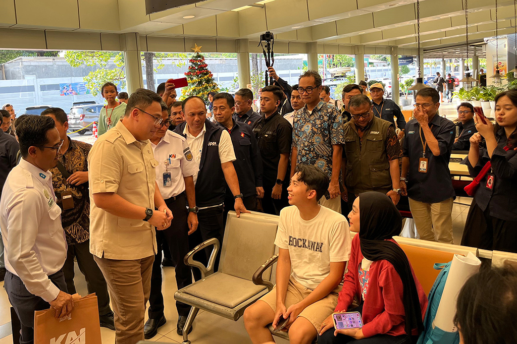 Berdasarkan pantauan Medcom.id, dalam kunjungannya, Angga sesekali menyapa pemudik yang ada di stasiun Senen. Ia bertanya seputar akses internet yang dimiliki oleh pemudik. “Gimana akses internetnya lancar,” tanya Angga.