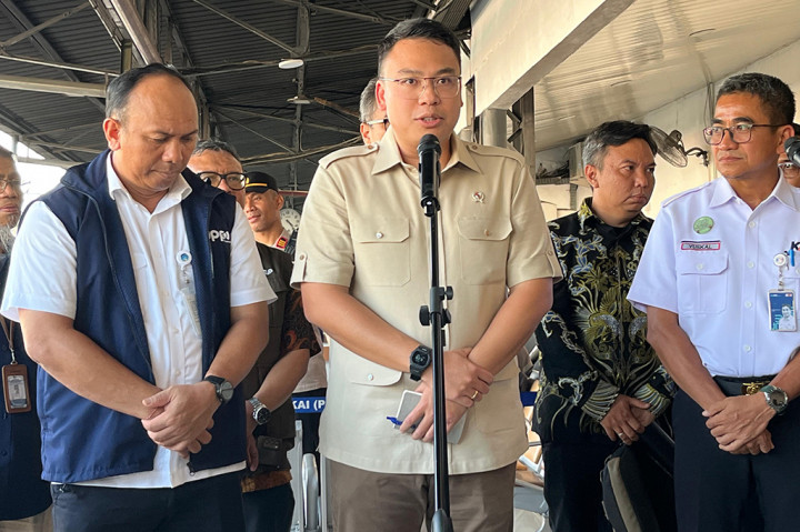 Setelah berkeliling stasiun, Angga bersyukur meskipun Stasiun Senen padat pengunjung, namun akses jaringan internet berjalan dengan baik. “Alhamdulillah di stasiun ini di daerah yang padat ini cukup baik begitu,” lanjut Angga.
