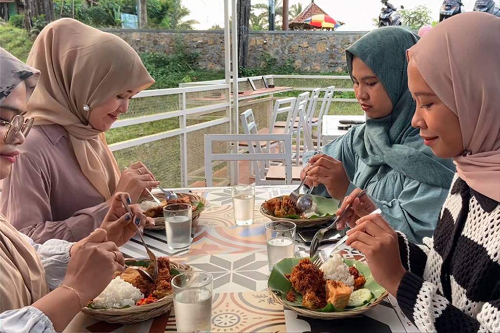 Pengunjung akan merasakan pengalaman kulineran yang menarik dengan pemandangan panorama Bukit Menoreh dan area hutan pinus yang memberi kesan alami.