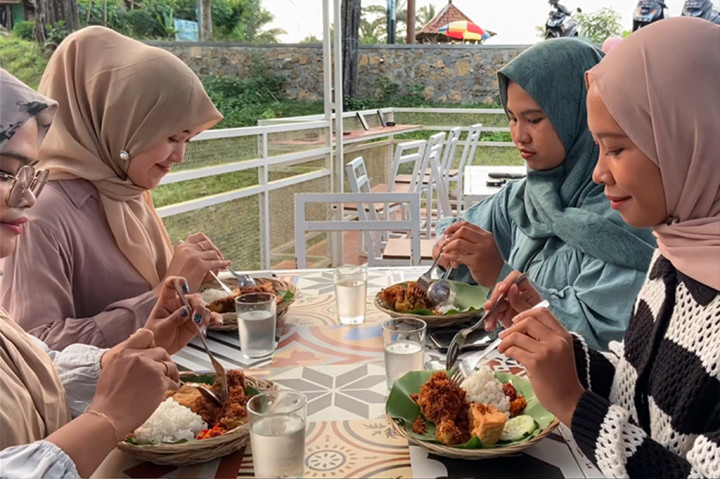 Pengunjung akan merasakan pengalaman kulineran yang menarik dengan pemandangan panorama Bukit Menoreh dan area hutan pinus yang memberi kesan alami.